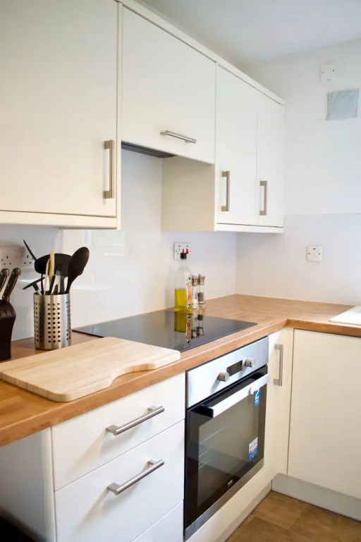 Modern 2 Bedroom Ground Floor Flat with Parking