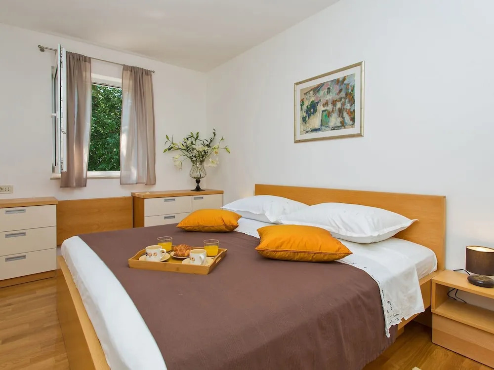 Spacious and Modern 1st Floor Apartment With Private Garage, Wi-fi