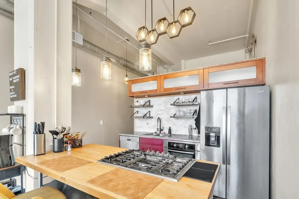 Modern Condo With Mountain Views, Walk To Downtown 2 Bedroom Condo