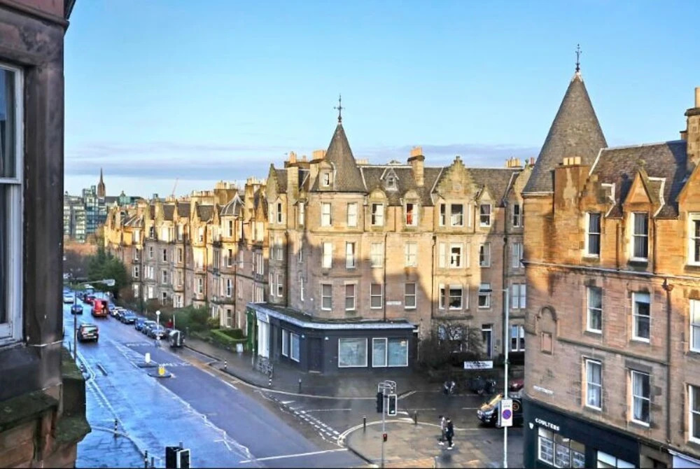 Homely & Spacious 4-bedroom Apartment by the Meadows