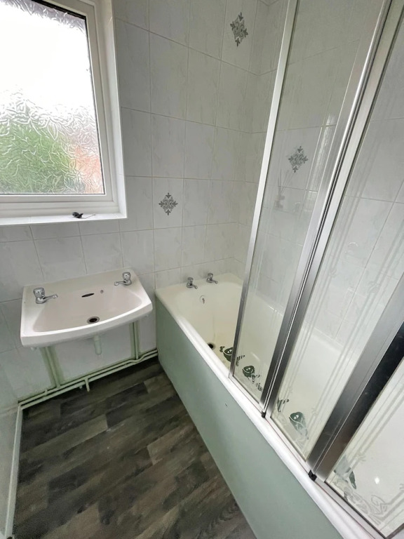 6 Person Spacious Home with Garden