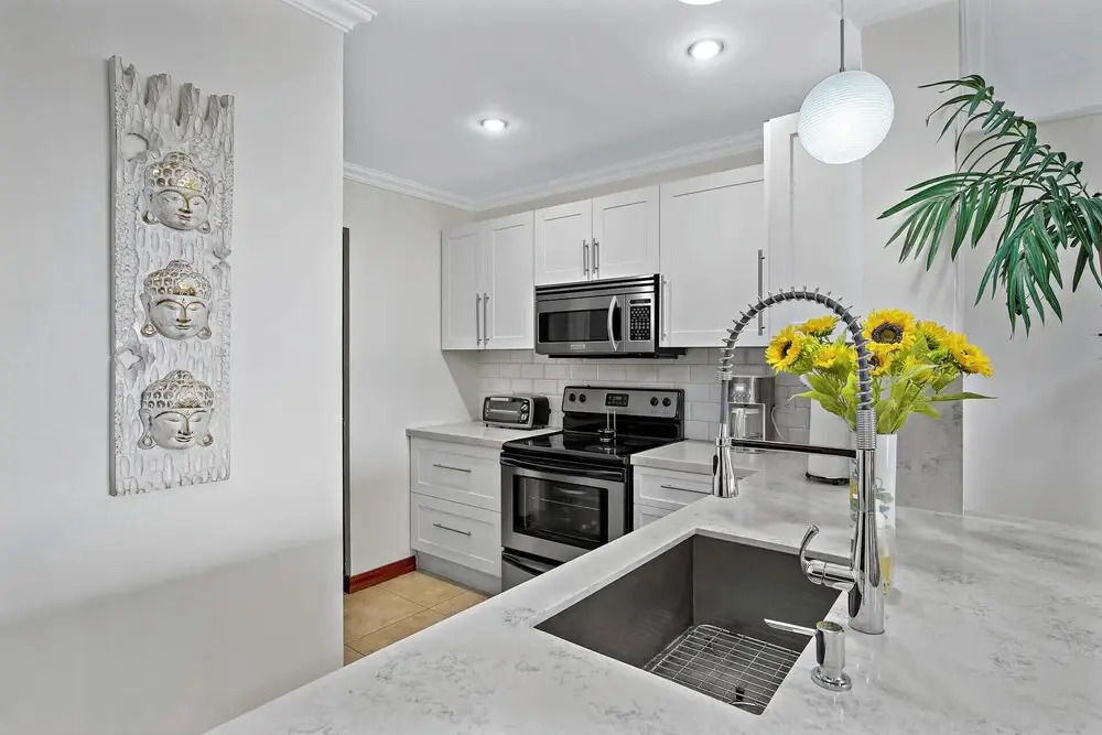 Stylish Flamingo Condo with Ocean Views, Renovated Kitchen & Walkable Beach Access