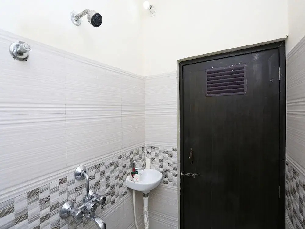 Hotel Bullet Inn & Lounge By OYO Rooms