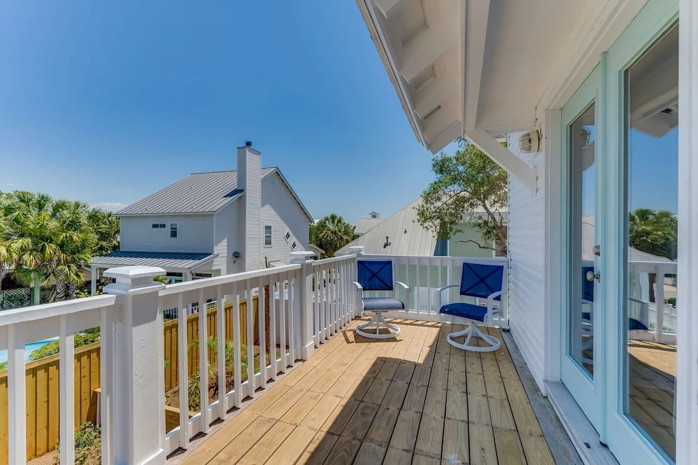 Magnolia Charms by Avantstay 2 Mins TO Beach Pet Friendly, BBQ & Balcony Views!