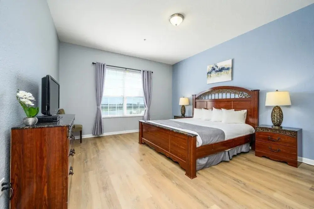 Epic Universe New Listing! Lakeview Condo, Vista Cay - 1017