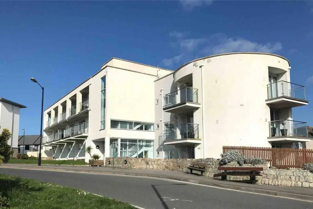 Beautiful 3 bedroom apartment by the Sea
