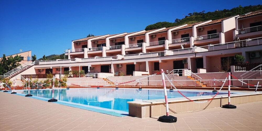 Kefalure, Terraced House in Residence With Swimming Pool