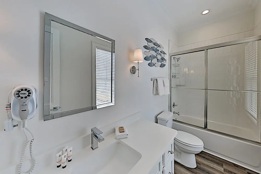 Luxury On Lagoon W/ Pool Steps To Beach! 4 Bedroom Cottage
