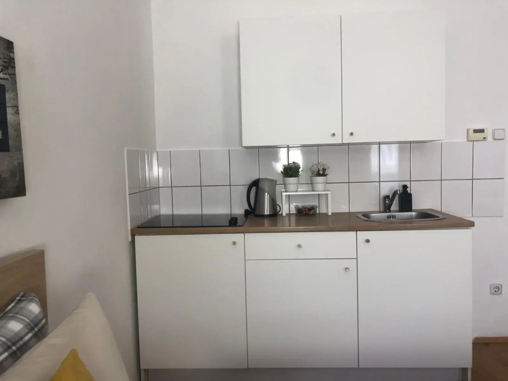 New, bright apartment near the metro!