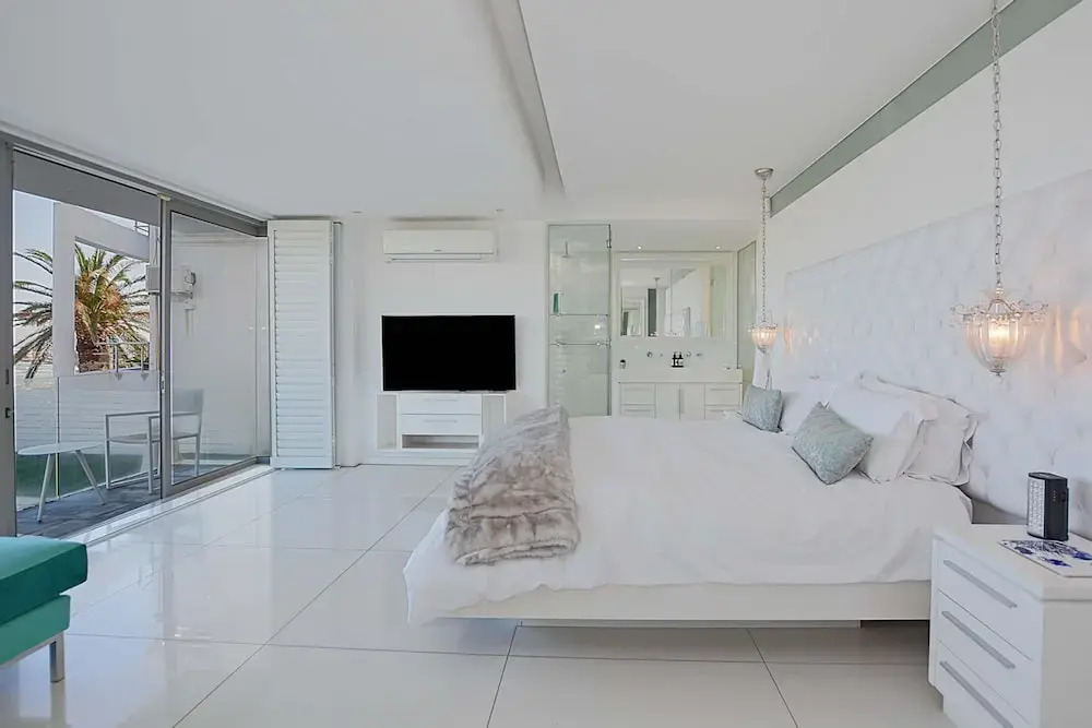 Villa Bleu Blanc in Camps Bay With Pool and Views