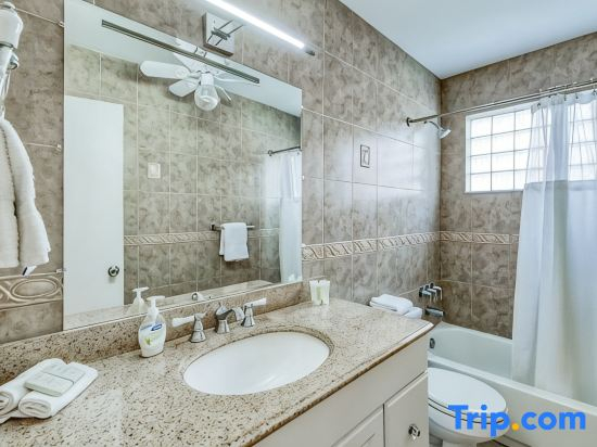 Heated Pool 3BR Home, 15mins to Beach