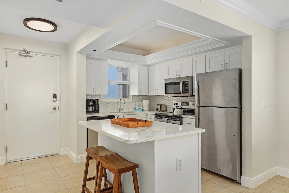 Beautiful Penthouse Condo - Corner Unit! 2 Bedroom Condo by RedAwning