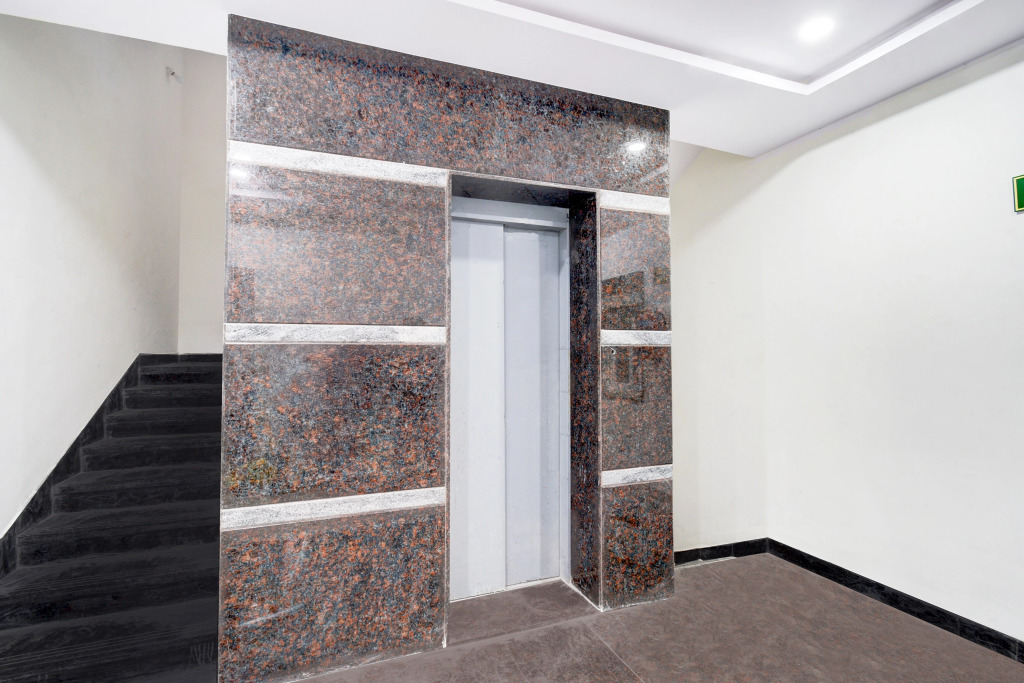 Super Townhouse Oak L B Nagar Metro Station