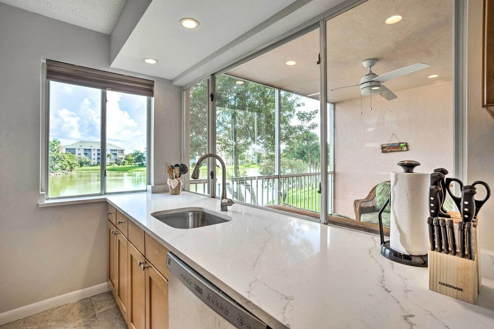 Jupiter Bay Condo w/ Pool < Half Mile to Beach!