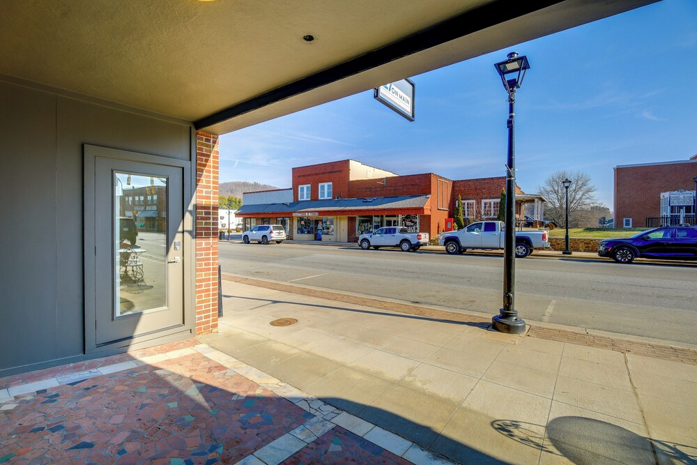 Walkable Sparta Suite Near Blue Ridge Adventures!