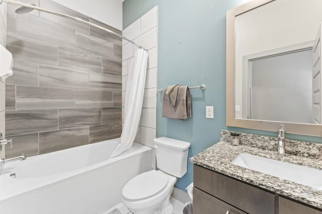 Modern & Chic 1BR Luxury Apts Close to Downtown & Airport