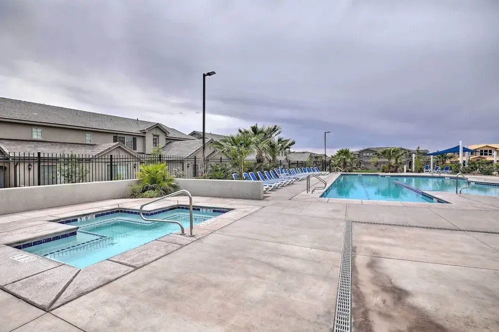 'blue Sky Get-a-way' Townhome w/ Patio, Grill
