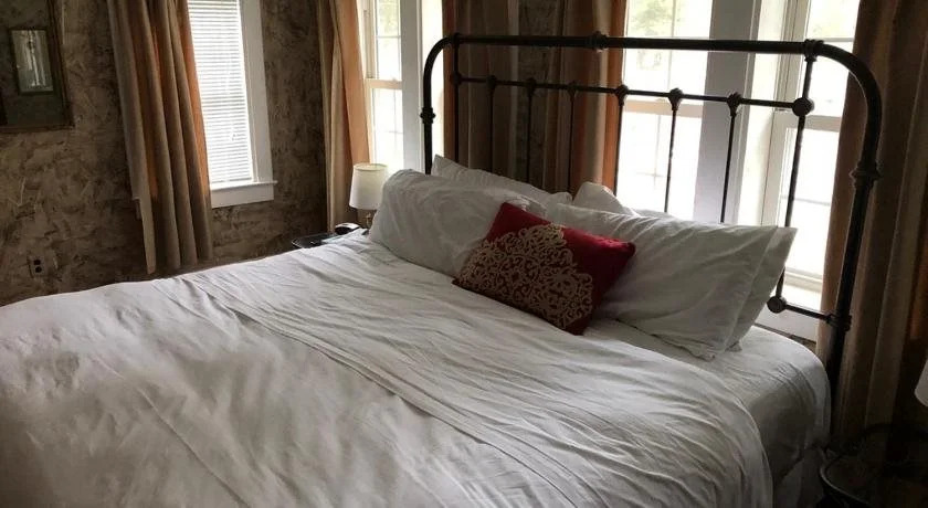 The Frogtown Inn And 6 Acres Restaurant