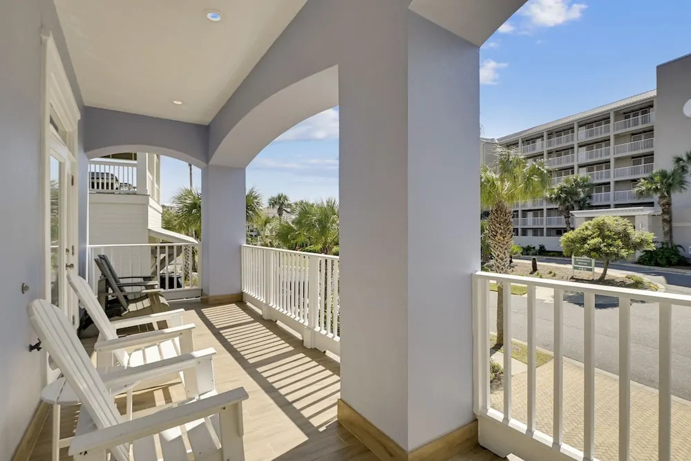 Paradise Pointe - Gorgeous 4 BR home with pool by RedAwning