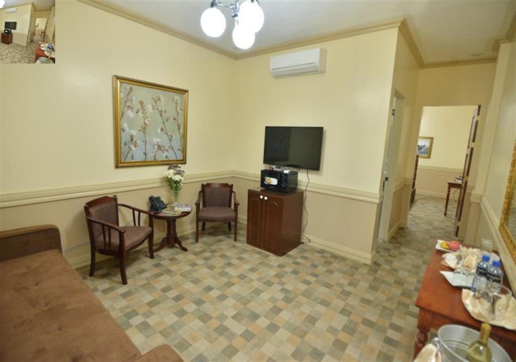 Roz And Angelique's Inn & Suites