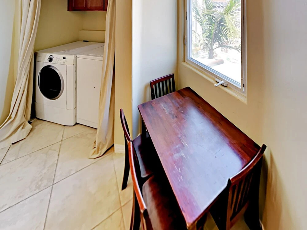 3br W/ Garage & Rooftop Deck - 1 Block To Beach 3 Bedroom Townhouse
