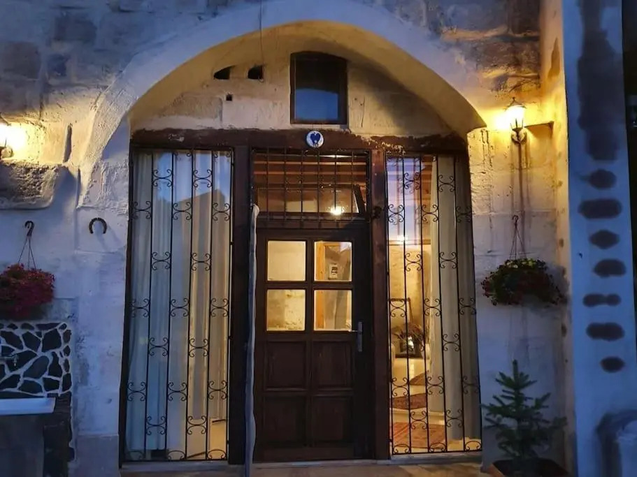 DEEP CAVE House
