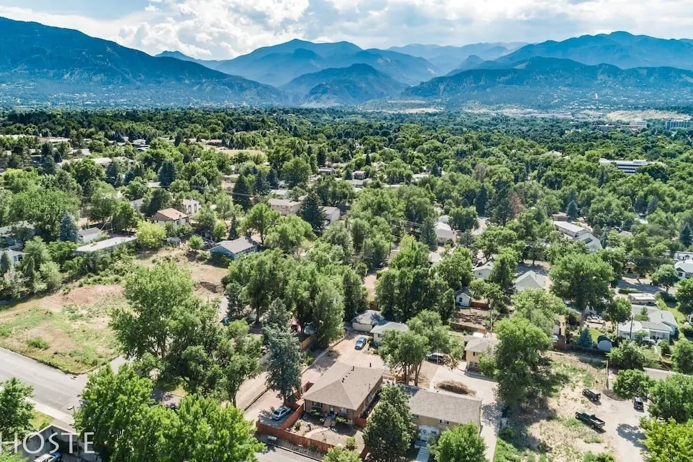 1 Br70's Inspired Comfy Condoclose to Broadmoor