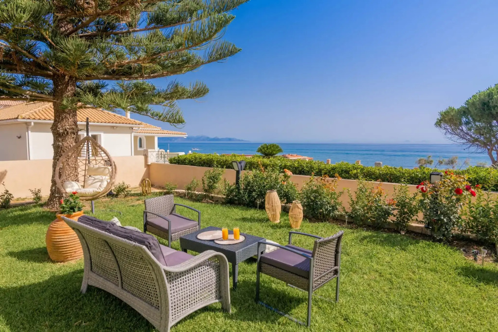 Sea Elegance Villa - On the Beach, by ZanteWize