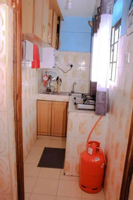 Cozy Homes 1 Bedroom house with Wi-Fi king size bed. Free parking