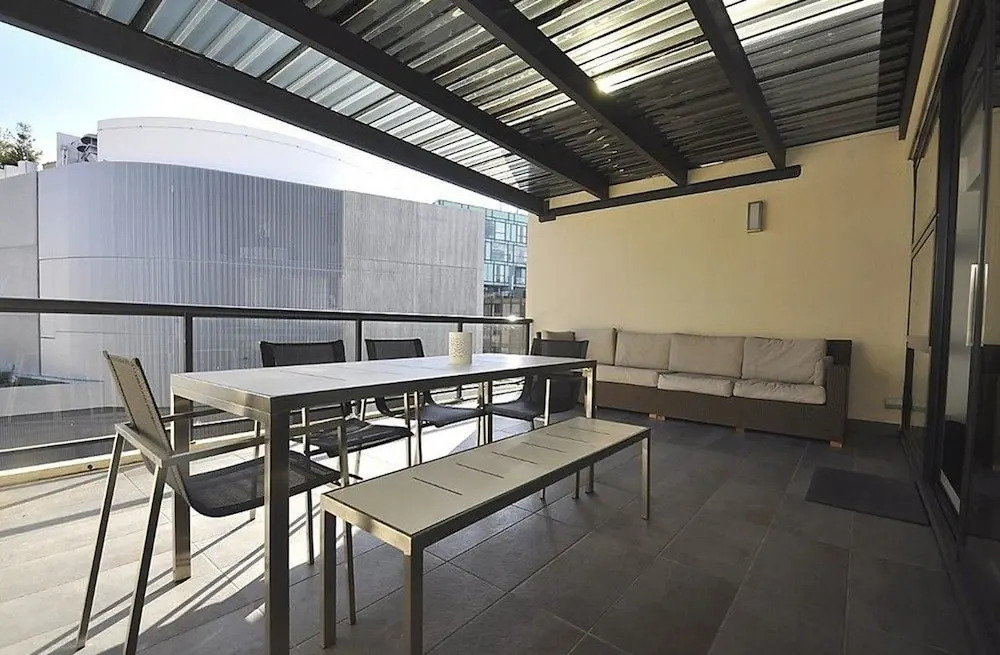 SH147 Sleek Split Level 2BR Surry Hills