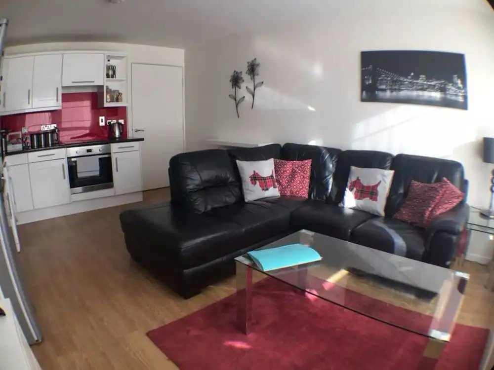 3 Bedroom Flat Near City Centre With Parking