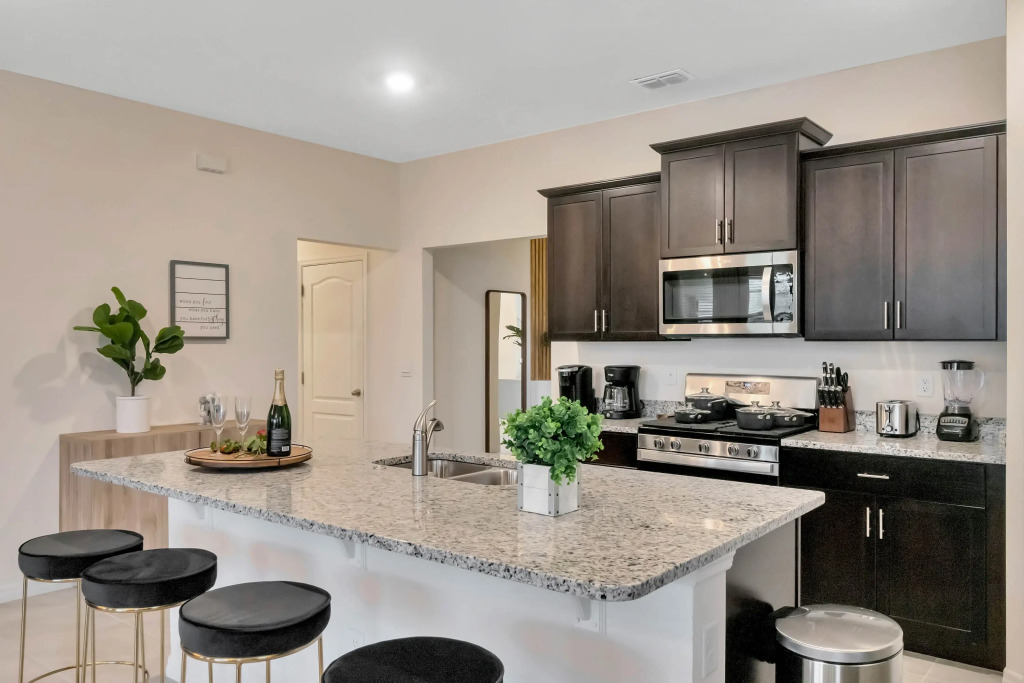 7 Bedrooms 5 Bathrooms Solterra 7599 Ol