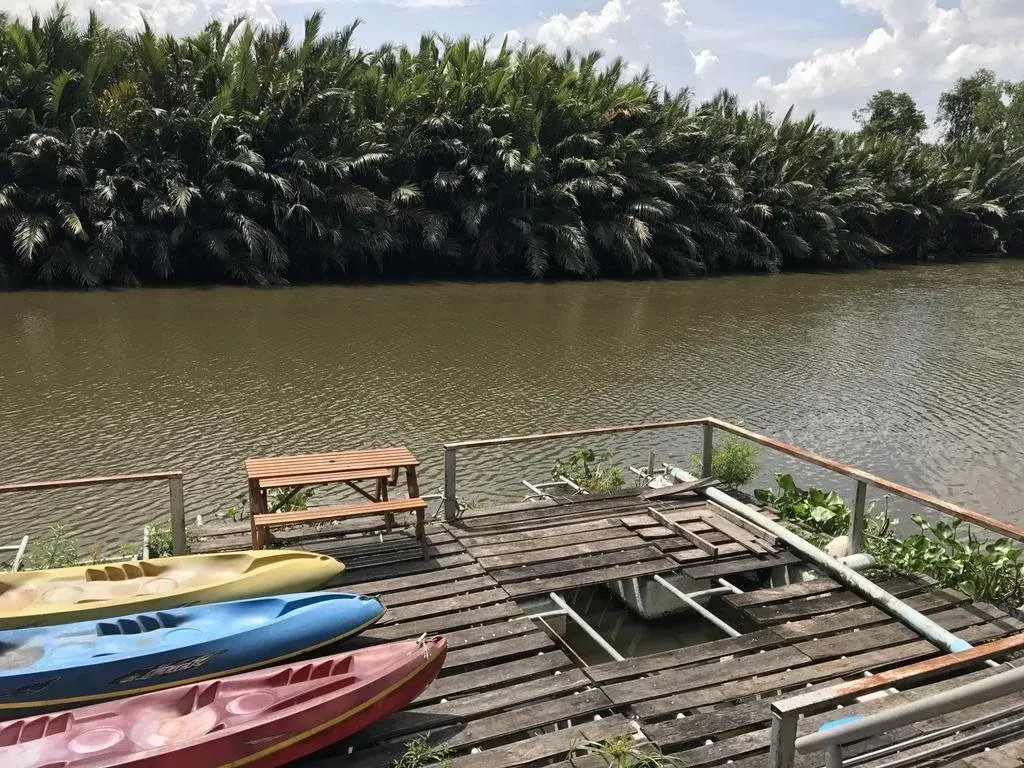 Floating Island Seafood & Resort