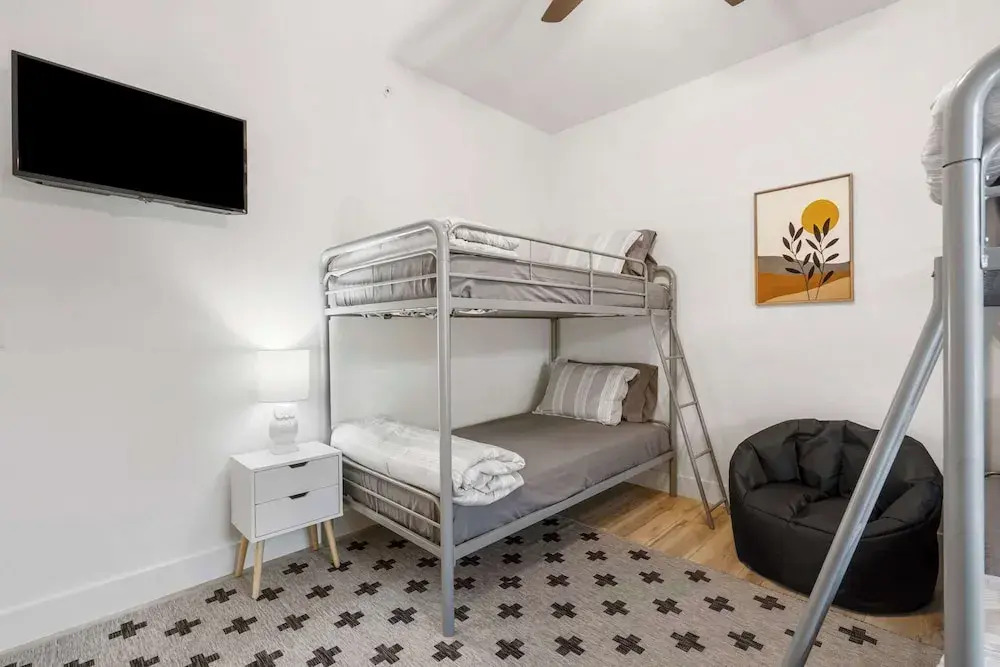 New Lakeview Penthouse - Amenities Galore!