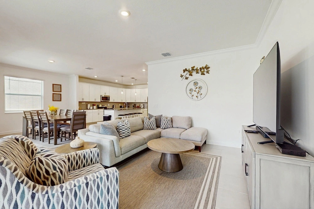 Beautiful Home With Private Pool and Space for the Whole Family