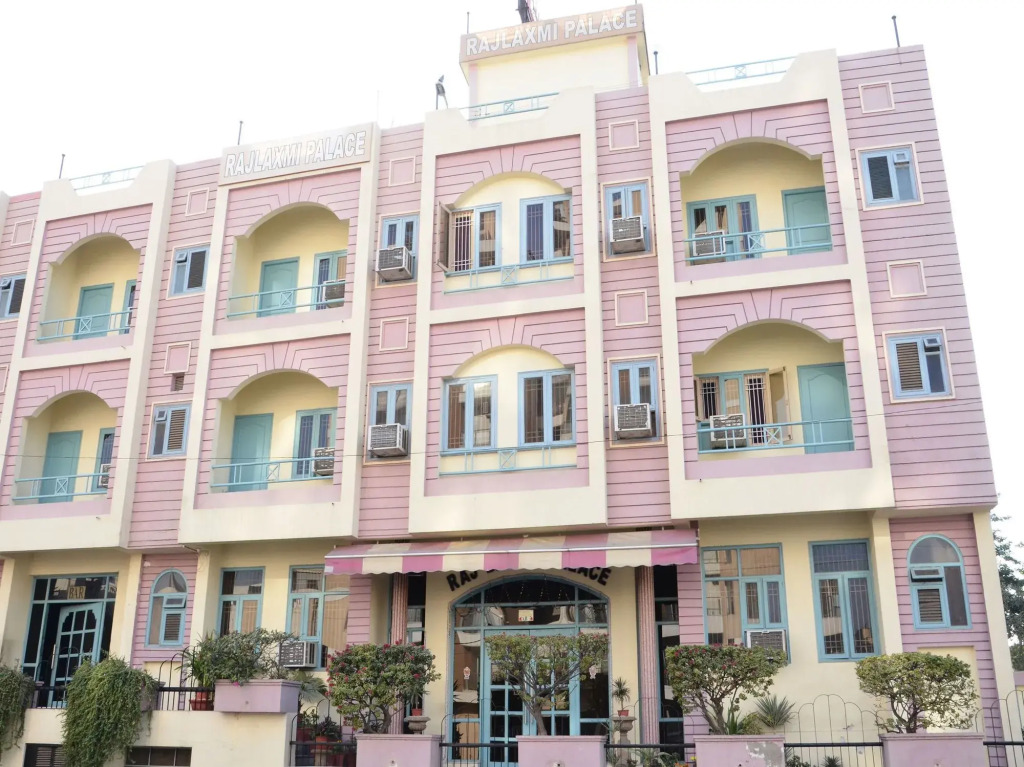 FabHotel Rajlaxmi Palace - Ashok Vihar Metro Station