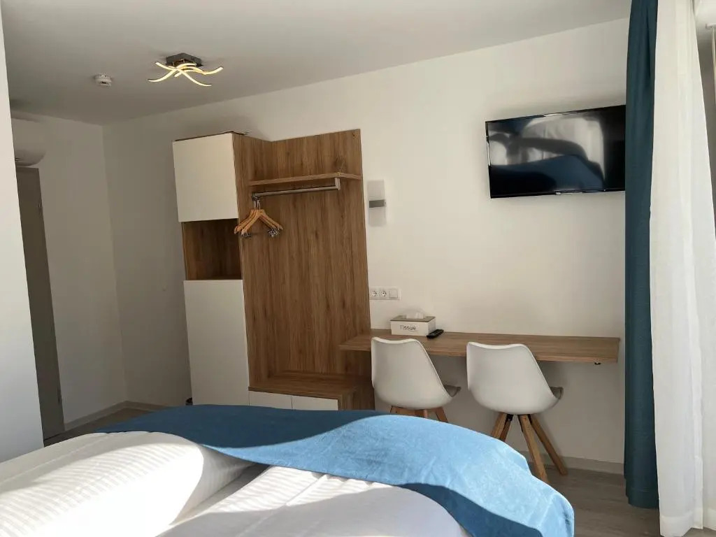 Hotel 83