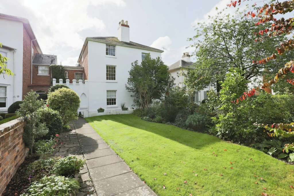 Stunning 4 Bed Semi-detached Home With Ample Space