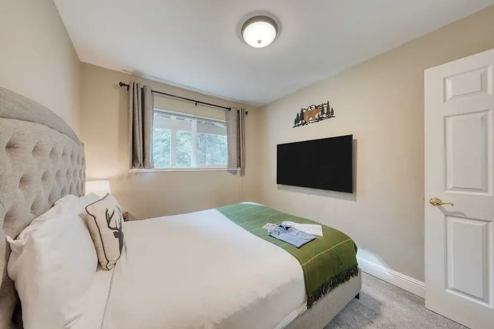 Ski Way by Avantstay Cozy Tahoe Home w/ Fireplace & Balcony