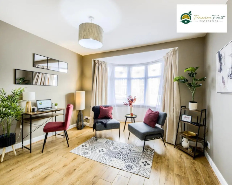 3 Bedroom House By Passionfruitproperties Near Coventry & Warwickshire Hospital With Free Wi-fi, driveway & Garden, DSC