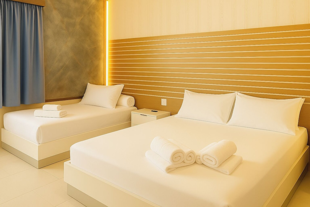 Apartment - Sleeps 10 - Parking - Garden - Pool