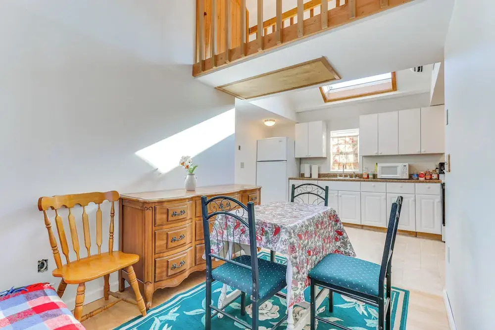 Charming Old Lyme Cottage, Steps to Private Beach!