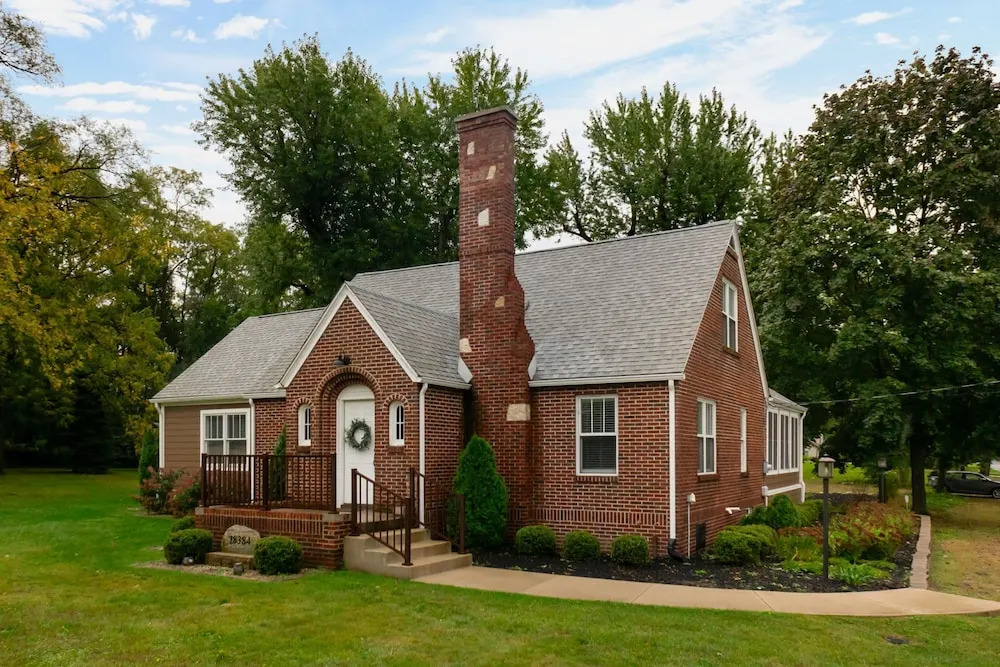 Modern Home Just 10 Mins to Notre Dame 18384