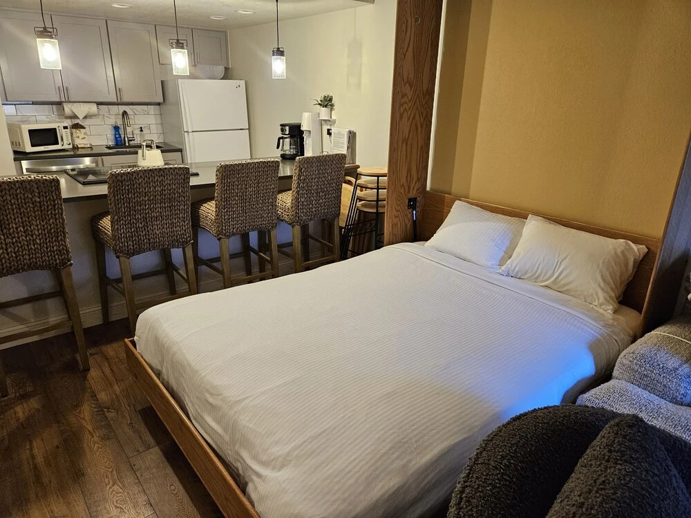 A-msc131 1 Bedroom Condo by RedAwning