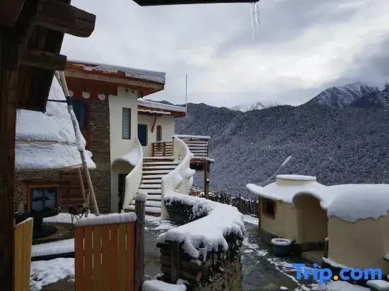 Four Girls Mountain Lanxi Wild Luxury Hotel (Changpinggou Scenic Area Branch)