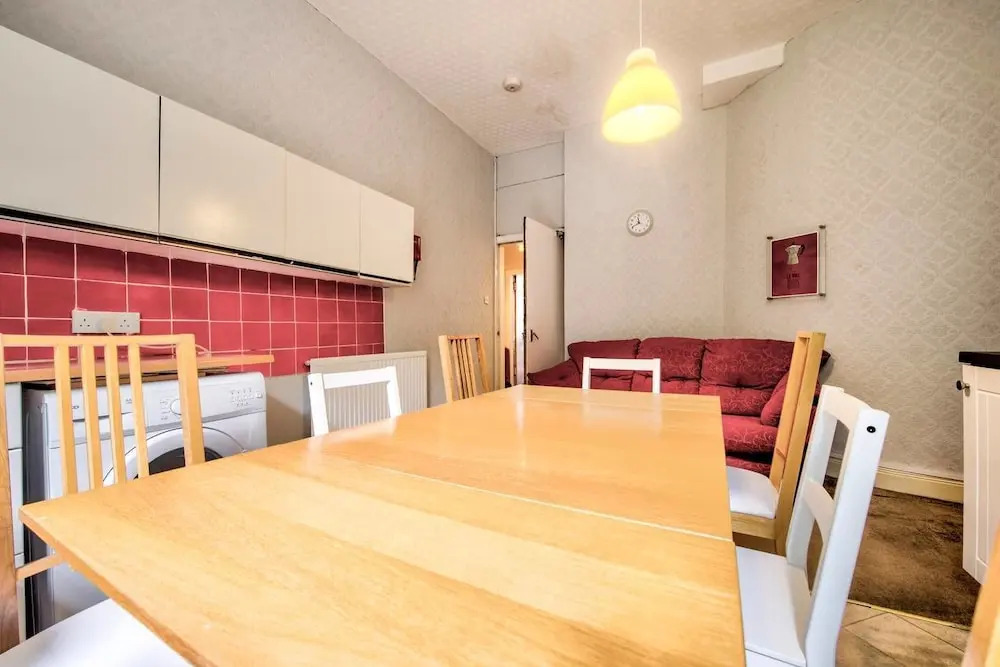 Spacious 4 Bedroom Apartment on the South Side