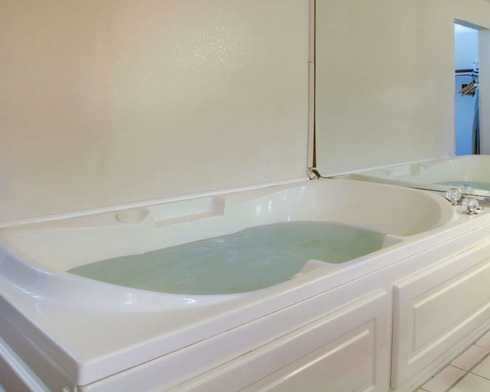 Quality Inn & Suites Clinton - Jackson West