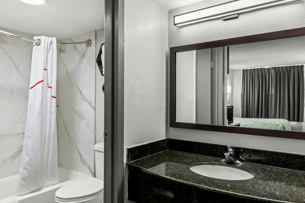 HomeTowne Studios by Red Roof Richmond - Airport Sandston