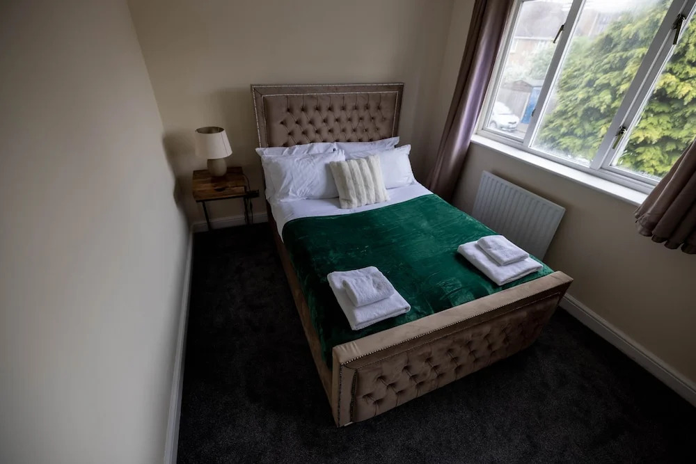 Sleeps8-kingbeds-sofabed-garden-aircon-freeparking