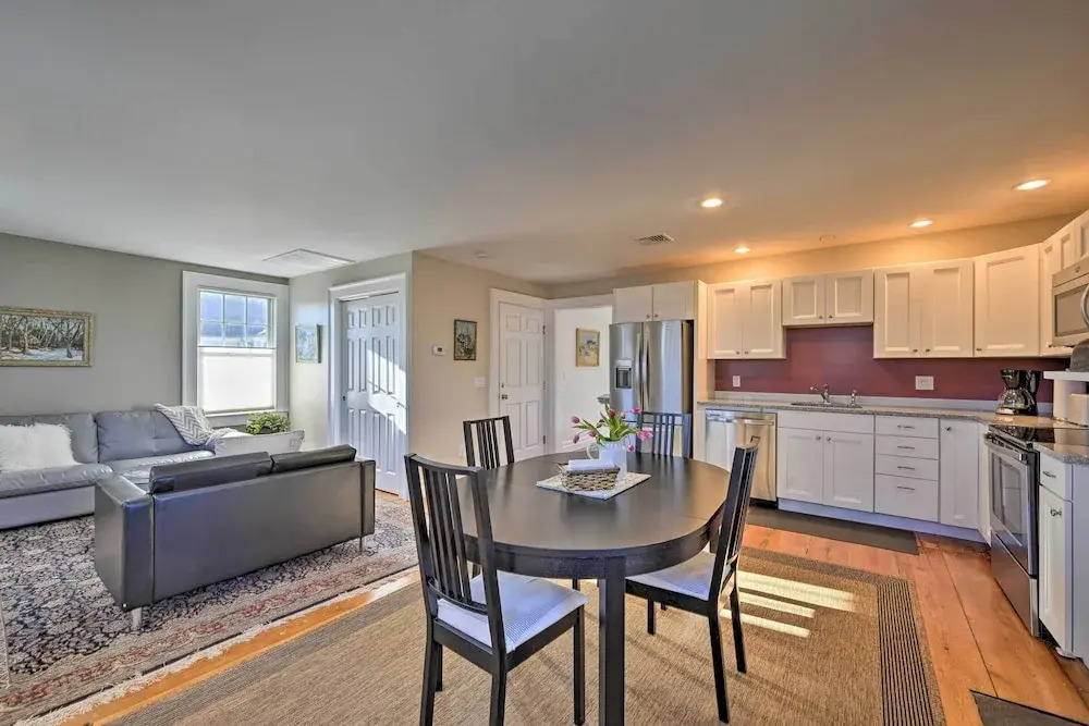 Bright Apartment - 1/2 Mi to Greenport Harbor!